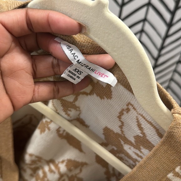 Tan floral sweater - Picture 2 of 3